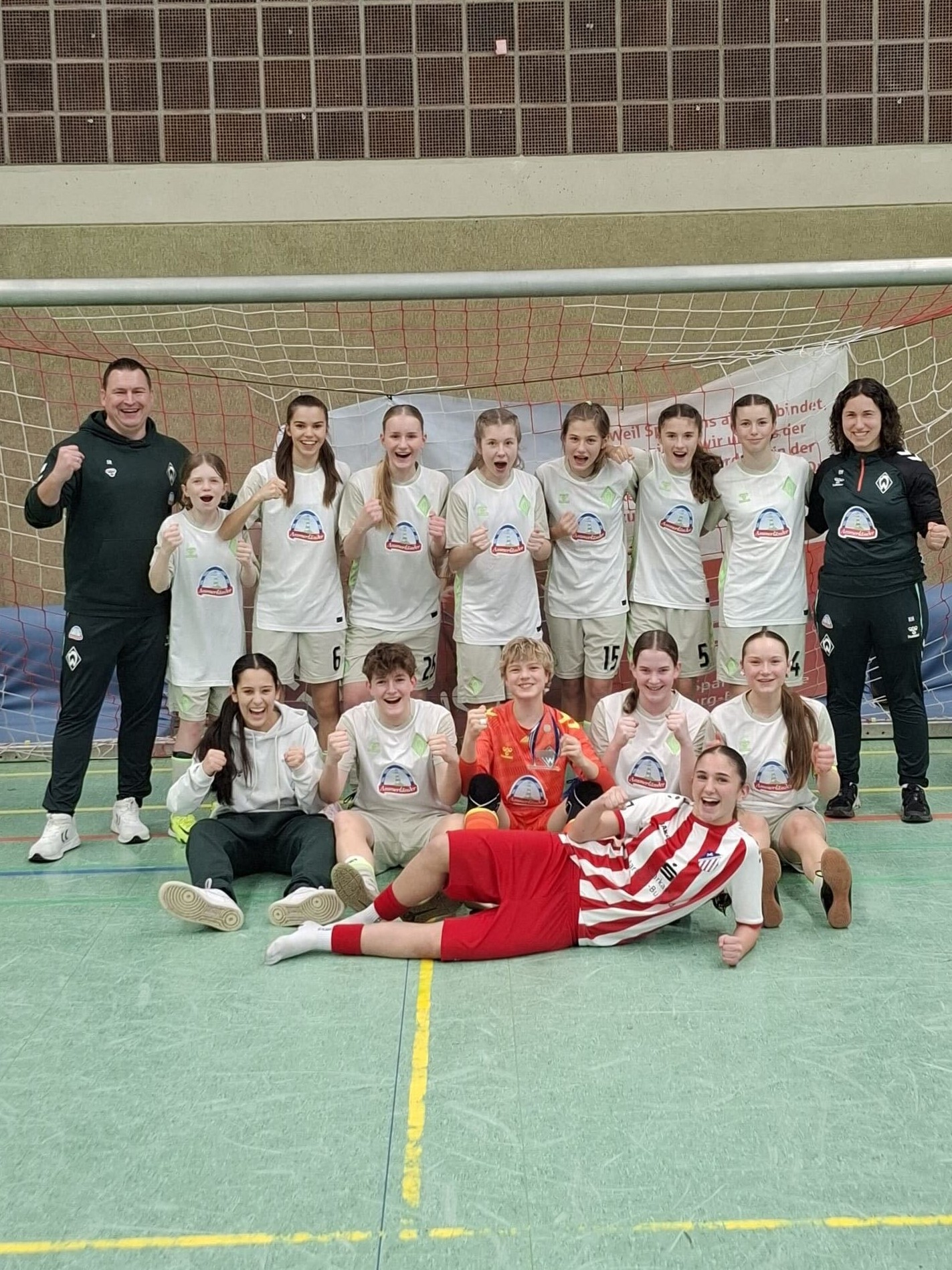 Die U15 auf einem Gruppenfoto in der Halle.