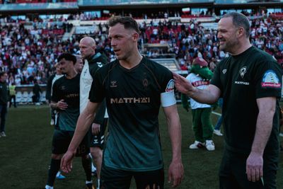 Senne Lynen auf dem Platz mit der Kapitänsbinde am Arm.