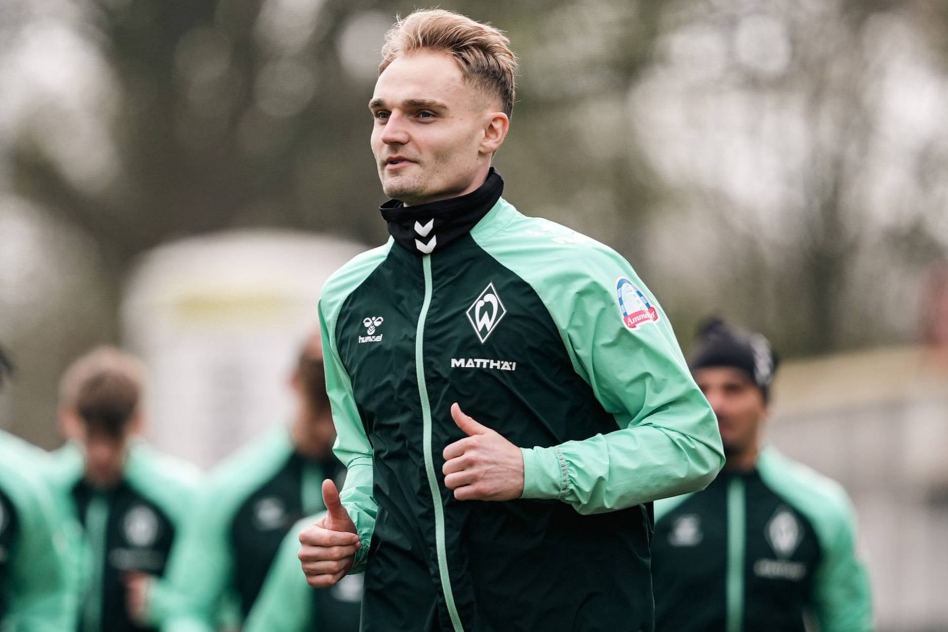 Amos Pieper joggt über den Trainingsplatz.