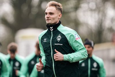 Amos Pieper joggt über den Trainingsplatz.