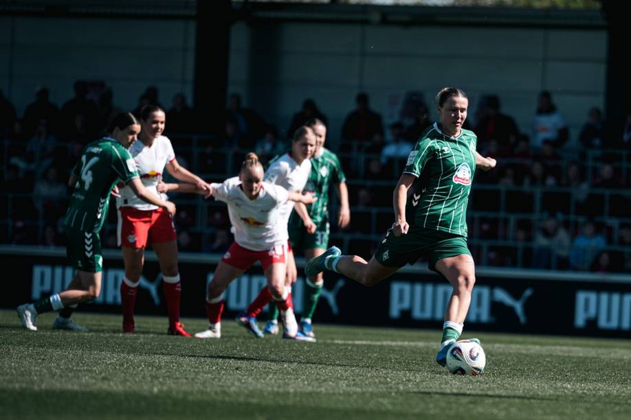 Mühlhaus holt zum Elfmeter aus.