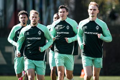 Maximilian Wöber joggt auf dem Trainingsplatz neben seinen Mitspielern.