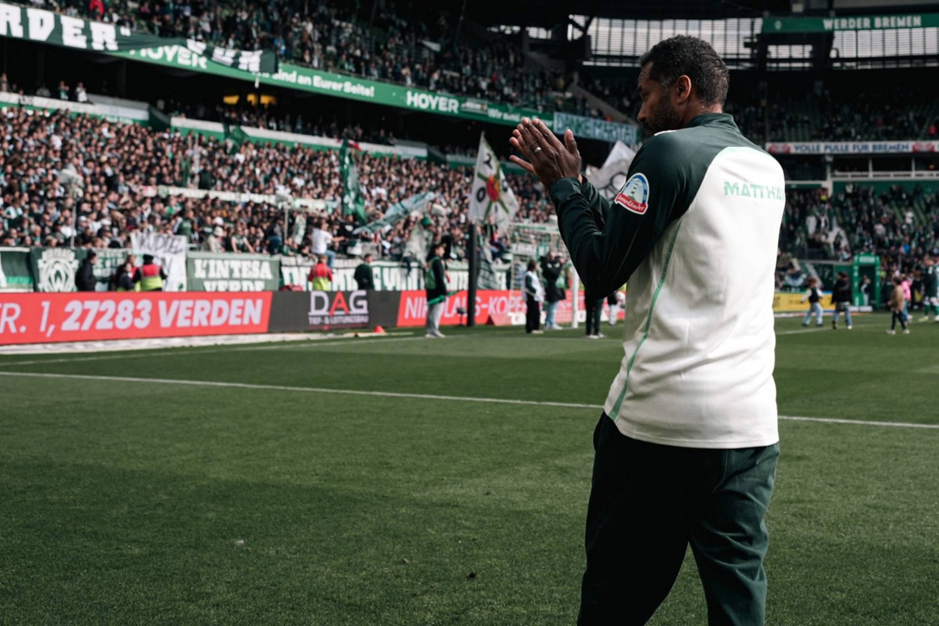 Daniel Thioune applauds the supporters in front of the Ostkurve.