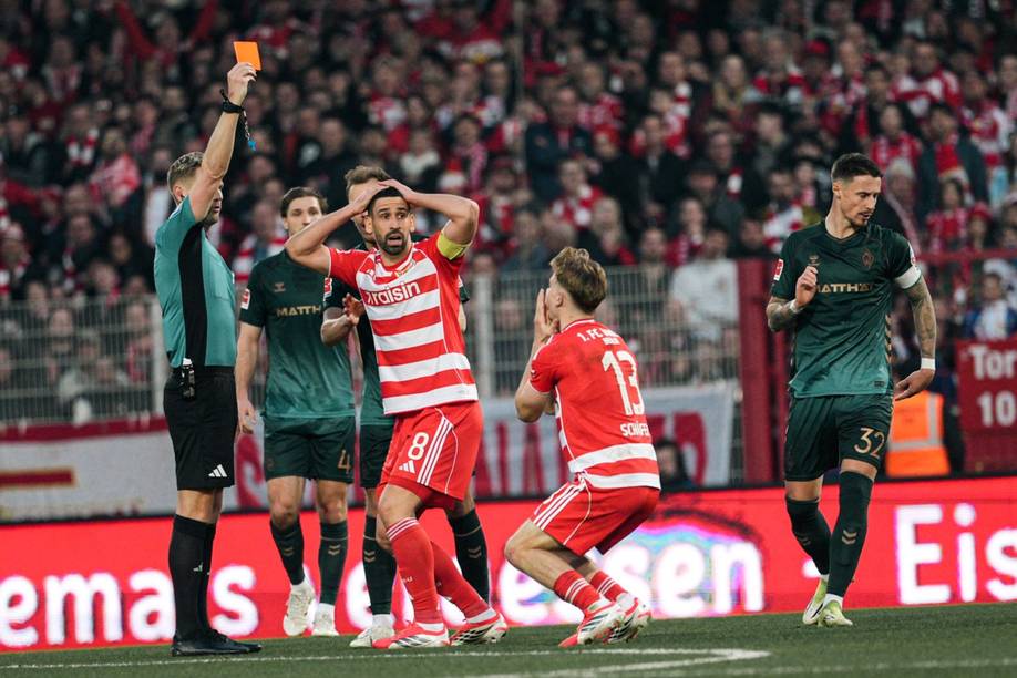 Gerach zeigt Schäfer die Rote Karte, der Ungar und Khedira können es nicht fassen.