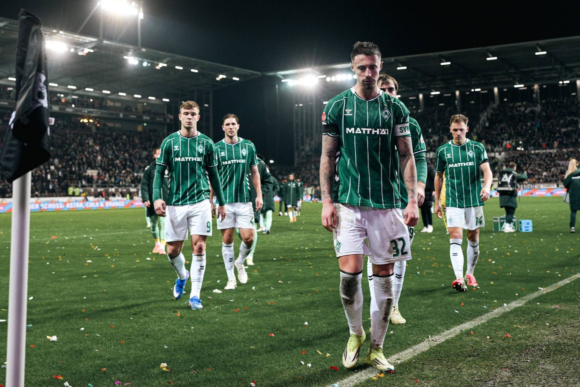 Die Mannschaft geht mit gesenkten Köpfen in Richtung der Kabine.