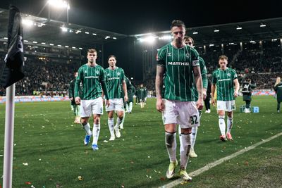 Die Mannschaft geht mit gesenkten Köpfen in Richtung der Kabine.