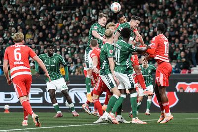 Eine Spieler-Traube im Hinspiel, wo mehrere Spieler zum Kopfball gehen.