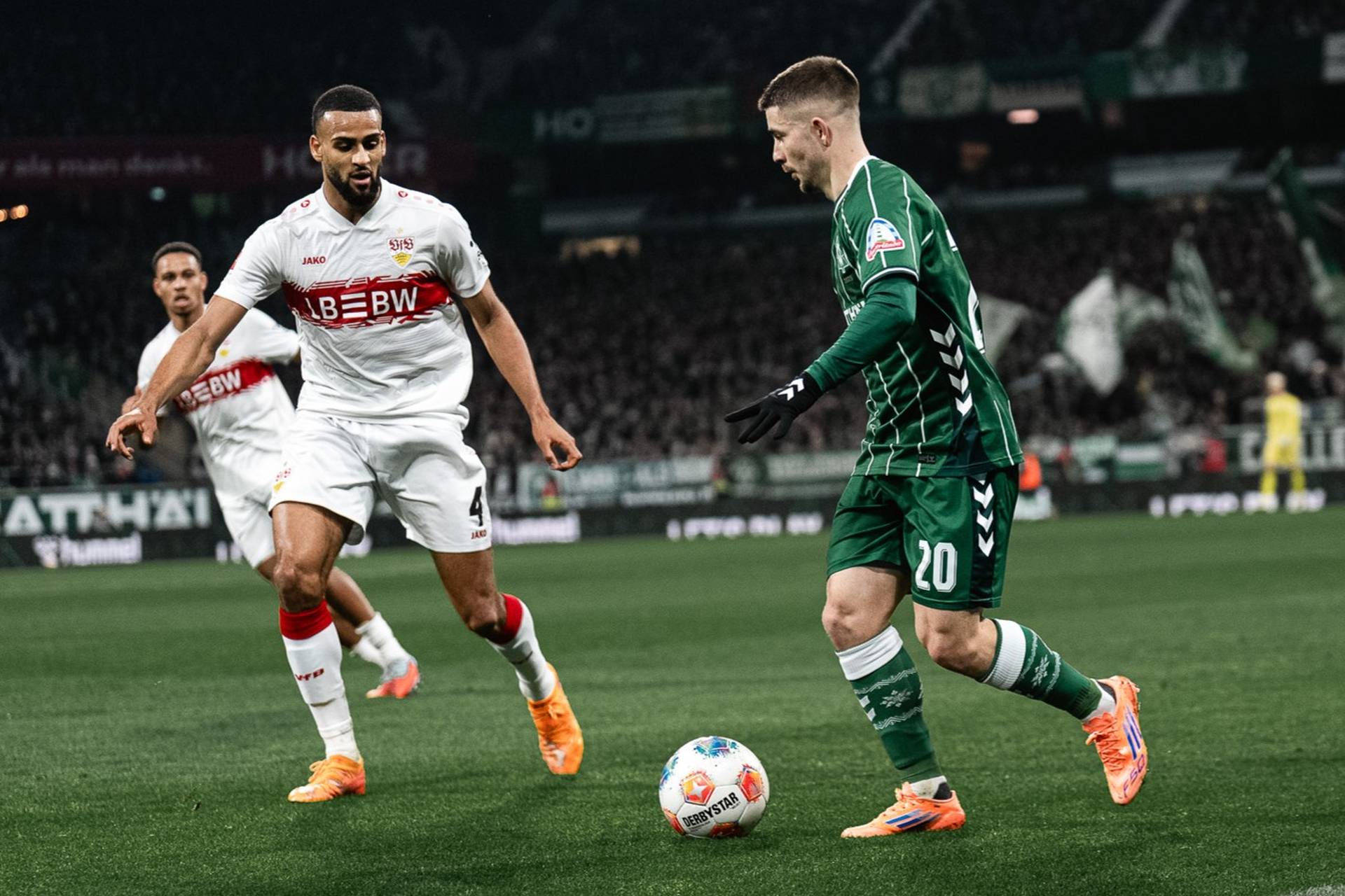 Romano Schmid im Duell mit Vagnoman, der Werderaner hat den Ball am Fuß.