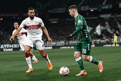 Romano Schmid im Duell mit Vagnoman, der Werderaner hat den Ball am Fuß.