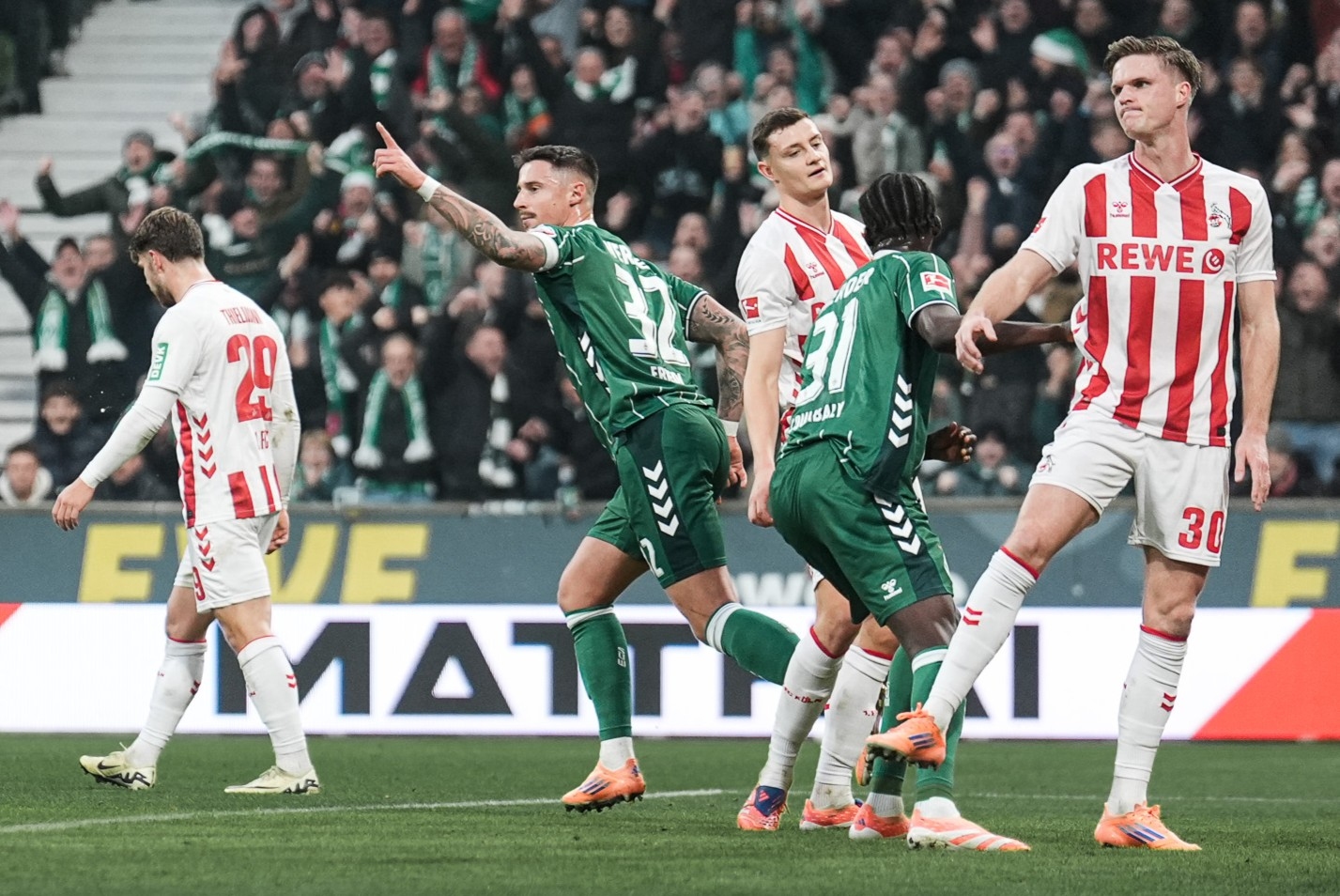 Marco Friedl jubelt über seinen Treffer. Die Kölner stehen darum und sind enttäuscht.