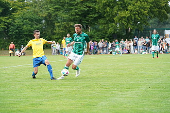Phillip Bargfrede im Zweikampf mit einem Gegenspieler. 