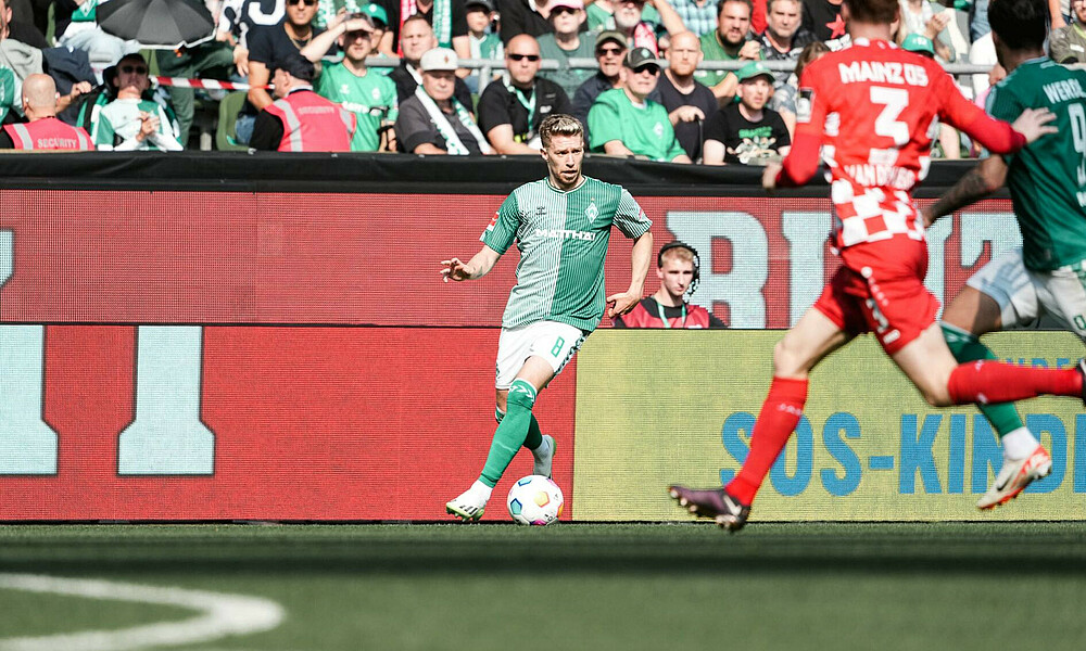 Mitchell Weiser dribbelt während des SPiels mit dem Ball am Fuß.