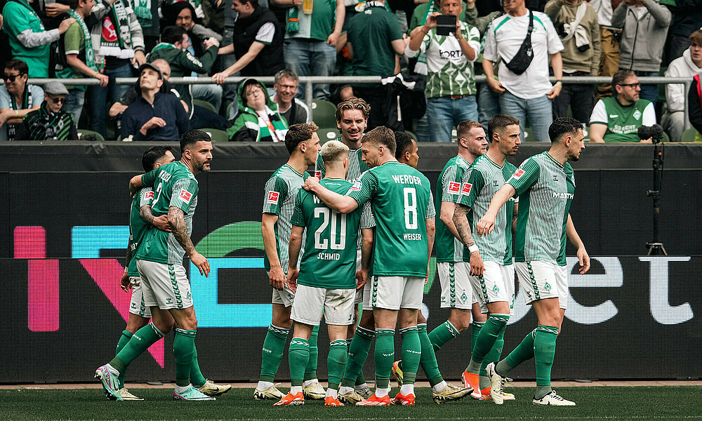 null Die Mannschaft feiert einen Treffer von Nick Woltemade.