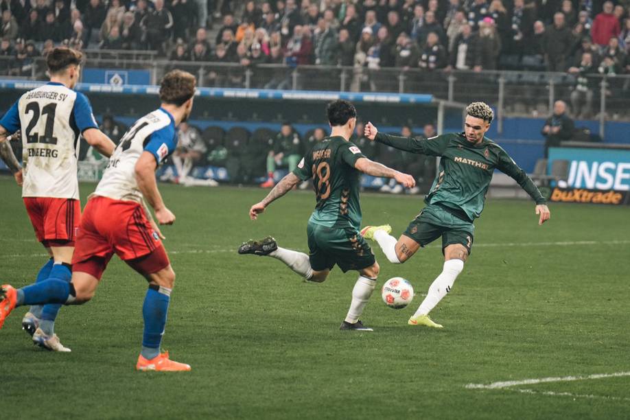 Justin Njinmah holt zum Schuss aus.