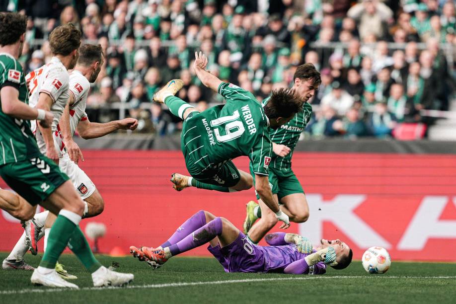 Frank Feller liegt auf dem Boden und schreit, Milosevic fällt über ihn.