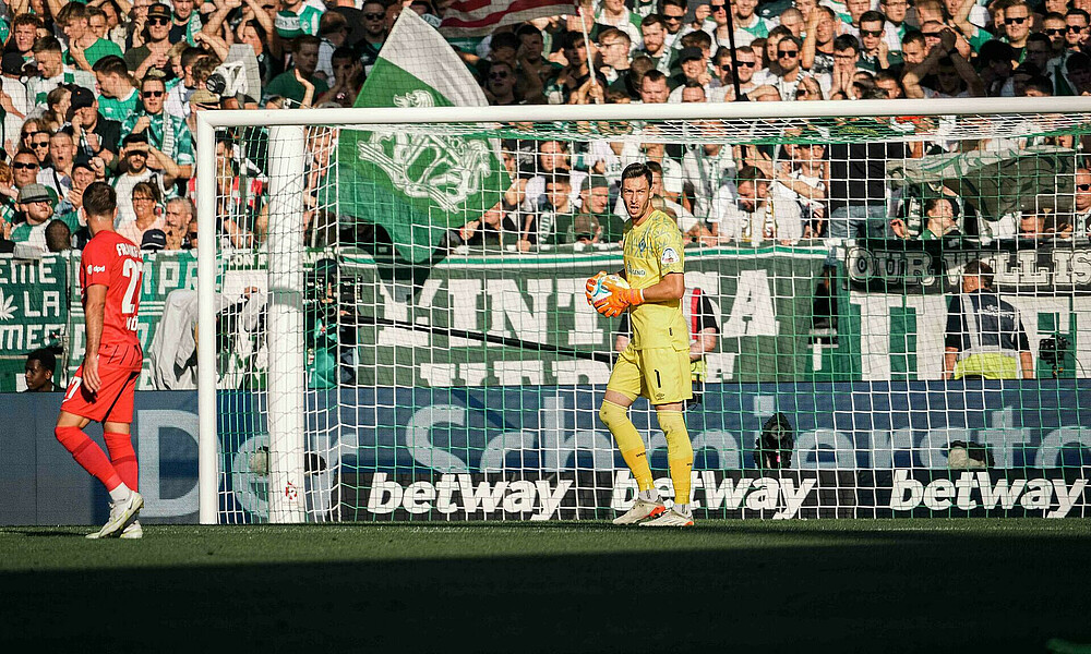 null Jiri Pavlenka hält den Ball fest.