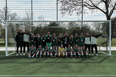 Die U17 lacht jubelnd in die Kamera.
