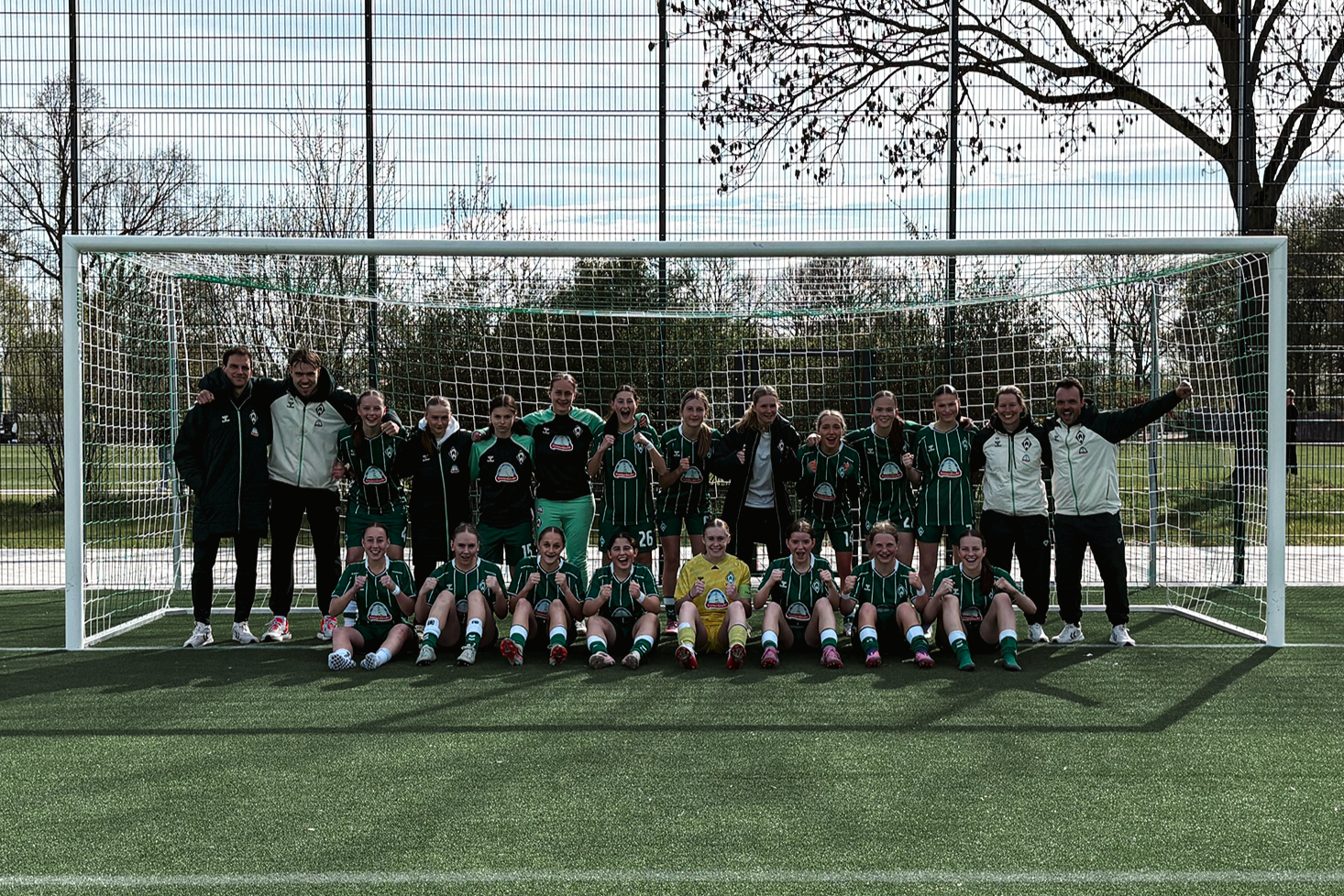 Die U17 lacht jubelnd in die Kamera.