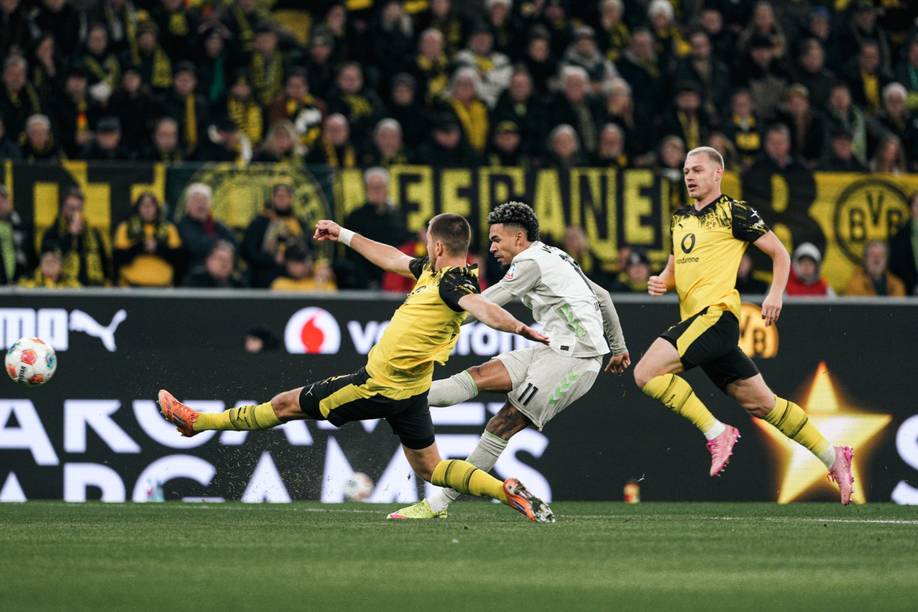 Justin Njinmah schießt auf das Tor, Waldemar Anton versucht es zu verhindern.