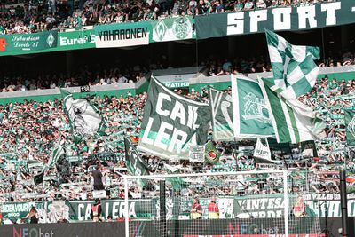 Die Ost-Kurve des Weserstadions schwenkt große grün-weiße Fahnen und streckt die Schals in die Höhe.
