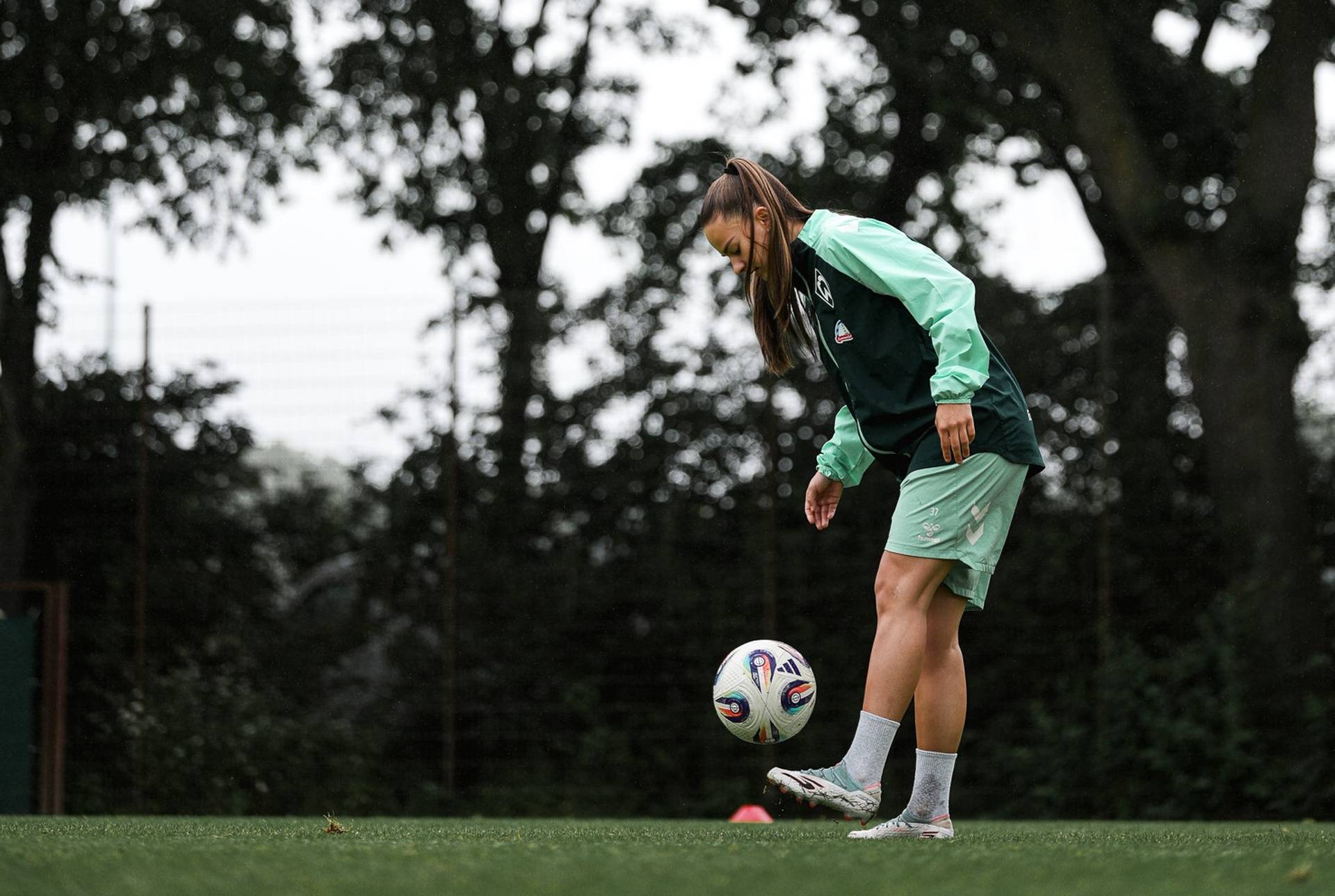 Tuana Mahmoud jongliert einen Fußball.