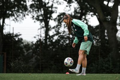 Tuana Mahmoud jongliert einen Fußball.