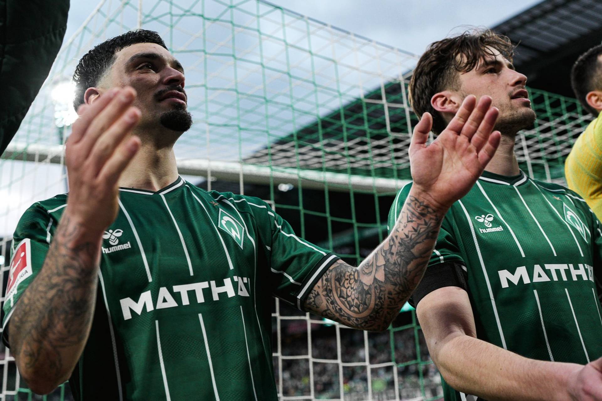 Cameron Puertas mit dem Blick in die Kurve und ausgebreiteten Armen.