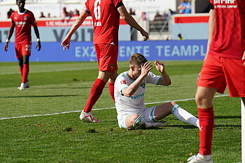 Mitchell Weiser sitzt auf dem Boden und flucht. 