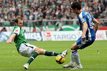 null Daniel Jensen am Ball im Zweikampf mit Bochums Romas Prokoph.
