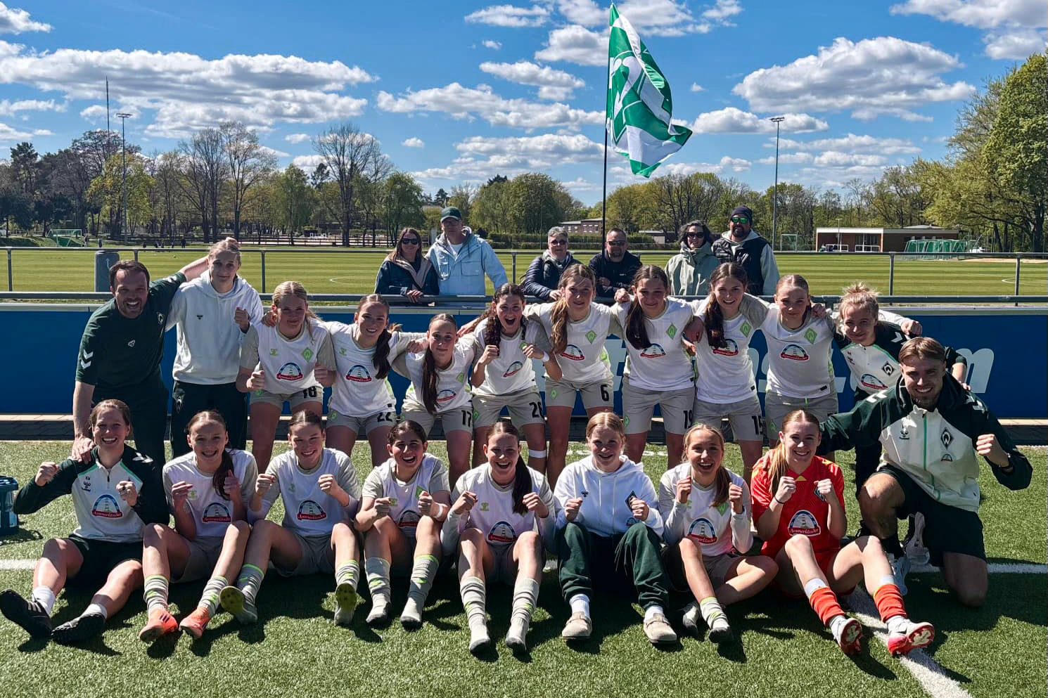 Die Spielerinnen der U17 jubeln in die Kamera.