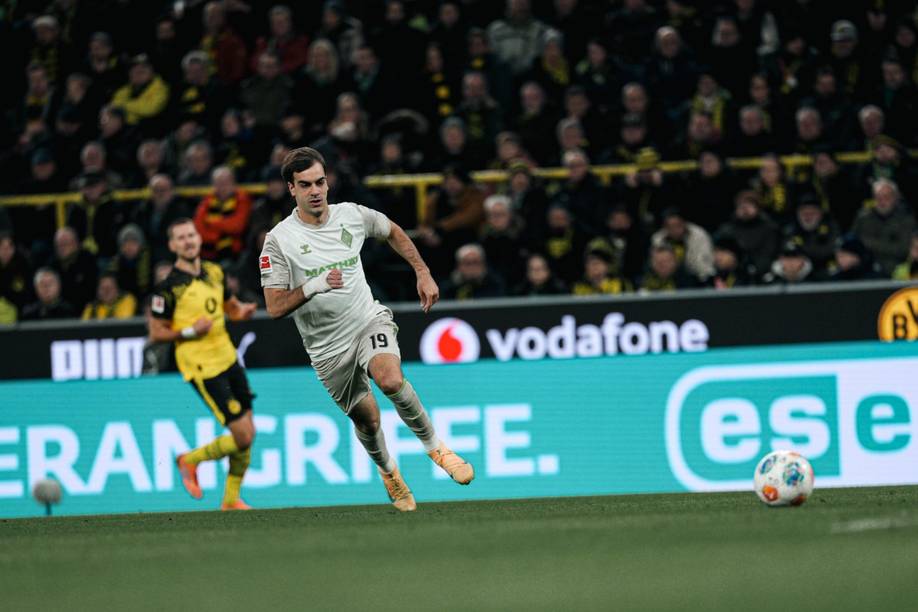 Milošević im Werder-Trikot mit Blick auf den Ball.