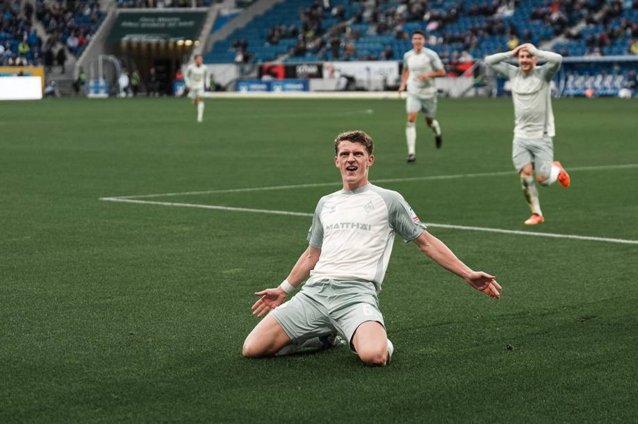 Jens Stage setzt zum Knierutscher an.