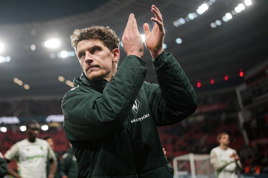 Jens Stage klatscht nach einem Spiel Beifall.