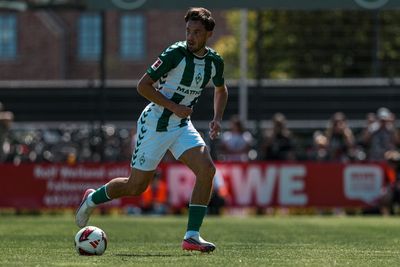 Olivier Deman nimmt den Ball an. Er schaut sehr konzentriert und trägt das Heimtrikot der Saison 2026/27.
