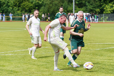 Sebastian Hartung schießt den Ball.