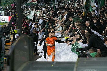 Die Mannschaft klatscht mit der Kurve.