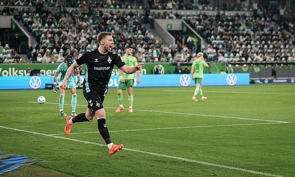 Mitchell Weiser jubelt nach seinem Tor in Wolfsburg. 