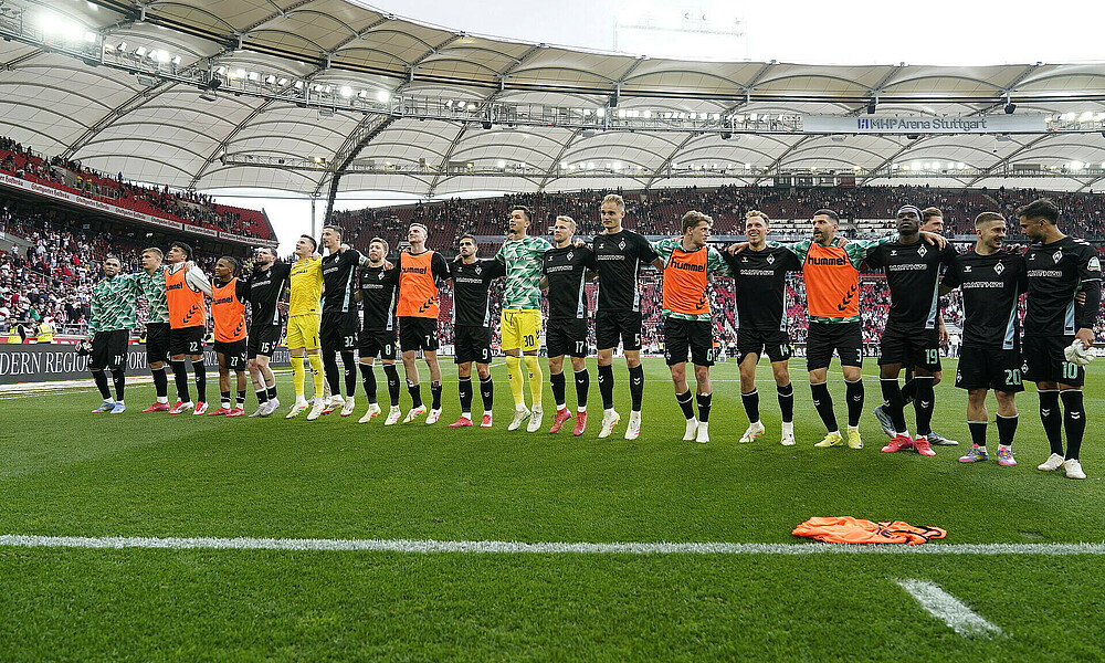 Werder-Spieler feiern vor dem Gästeblock in Stuttgart