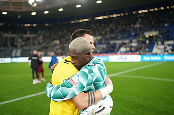 null Derrick Köhn umarmt Michael Zetterer nach dem Auswärtssieg bei der TSG Hoffenheim