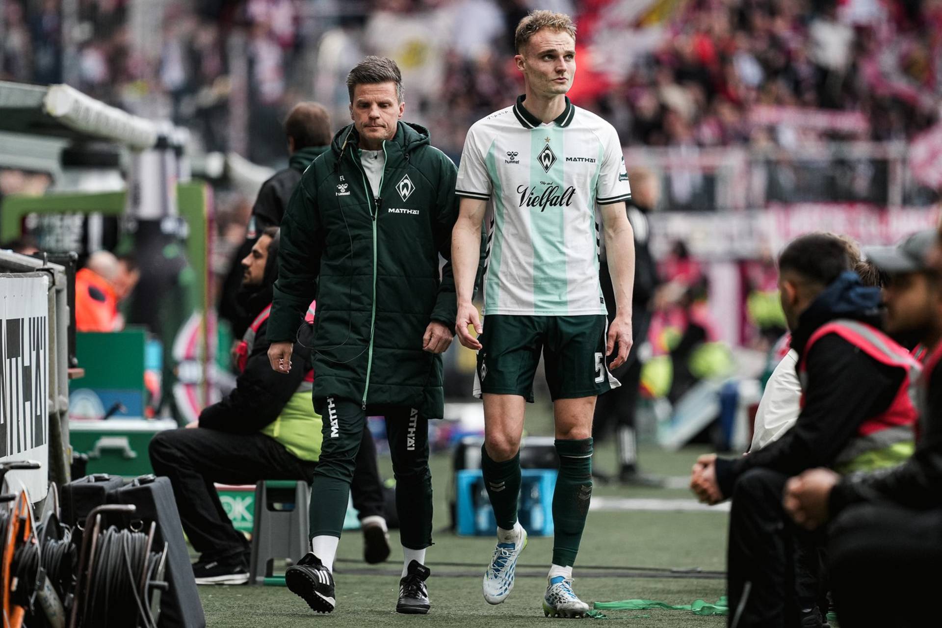 Amos Pieper geht nach seiner Auswechslung in Richtung Kabine.