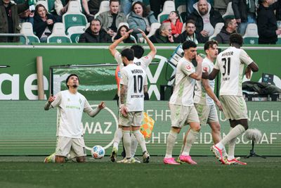 Njinmah & Co. jubeln nach dem Siegtor in Wolfsburg.