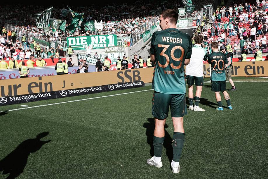 Maximilian Wöber applaudieren vor der Gästekurve in Stuttgart.