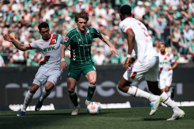 Jens Stage mit Ball am Fuß gegen seinen Gegenspieler.