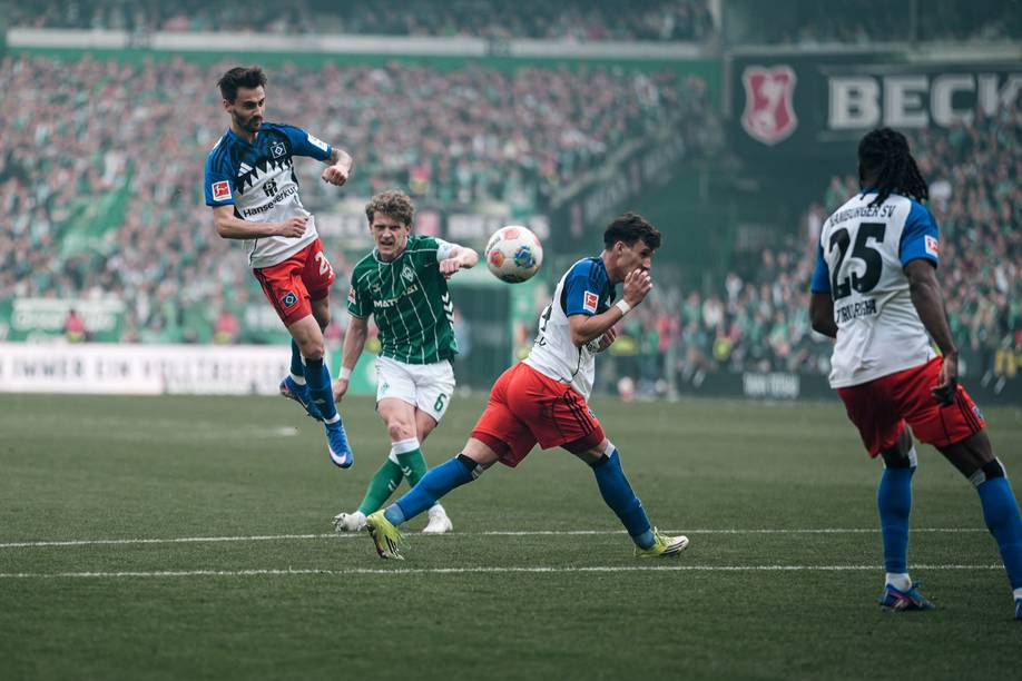 Jens Stage schaut seinem Schuss hinterher, den die HSV-Spieler nicht blocken können.