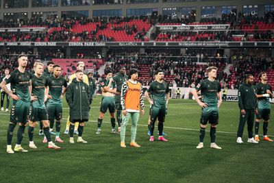 Die Mannschaft mit enttäuschen Gesichtern vor der Gästekurve