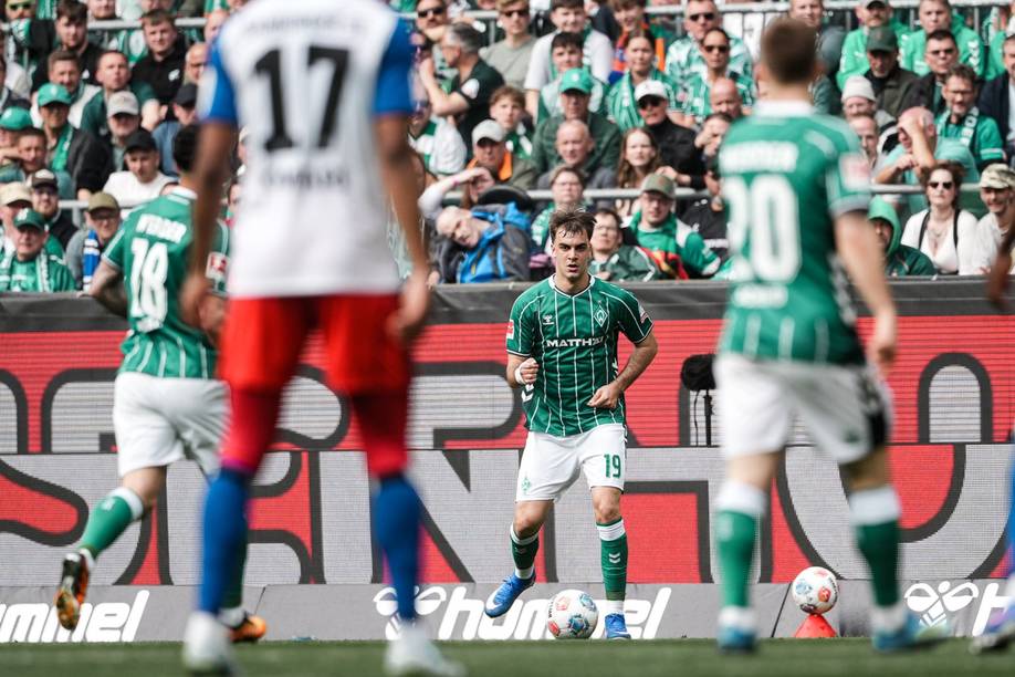 Jovan Milosevic mit Ball am Fuß im Duell mit dem Hamburger SV.