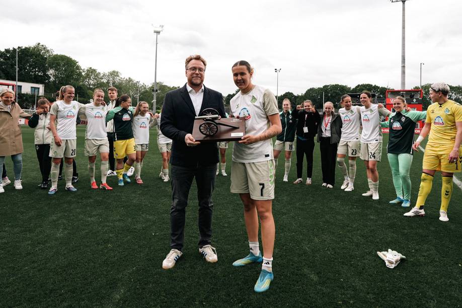 Larissa Mühlhaus bekommt die Torjägerinnen-Kanone übergeben.
