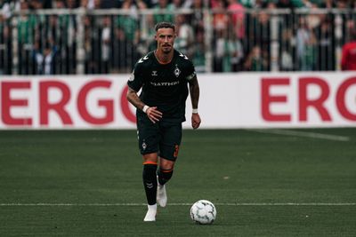 Marco Friedl mit Ball am Fuß.
