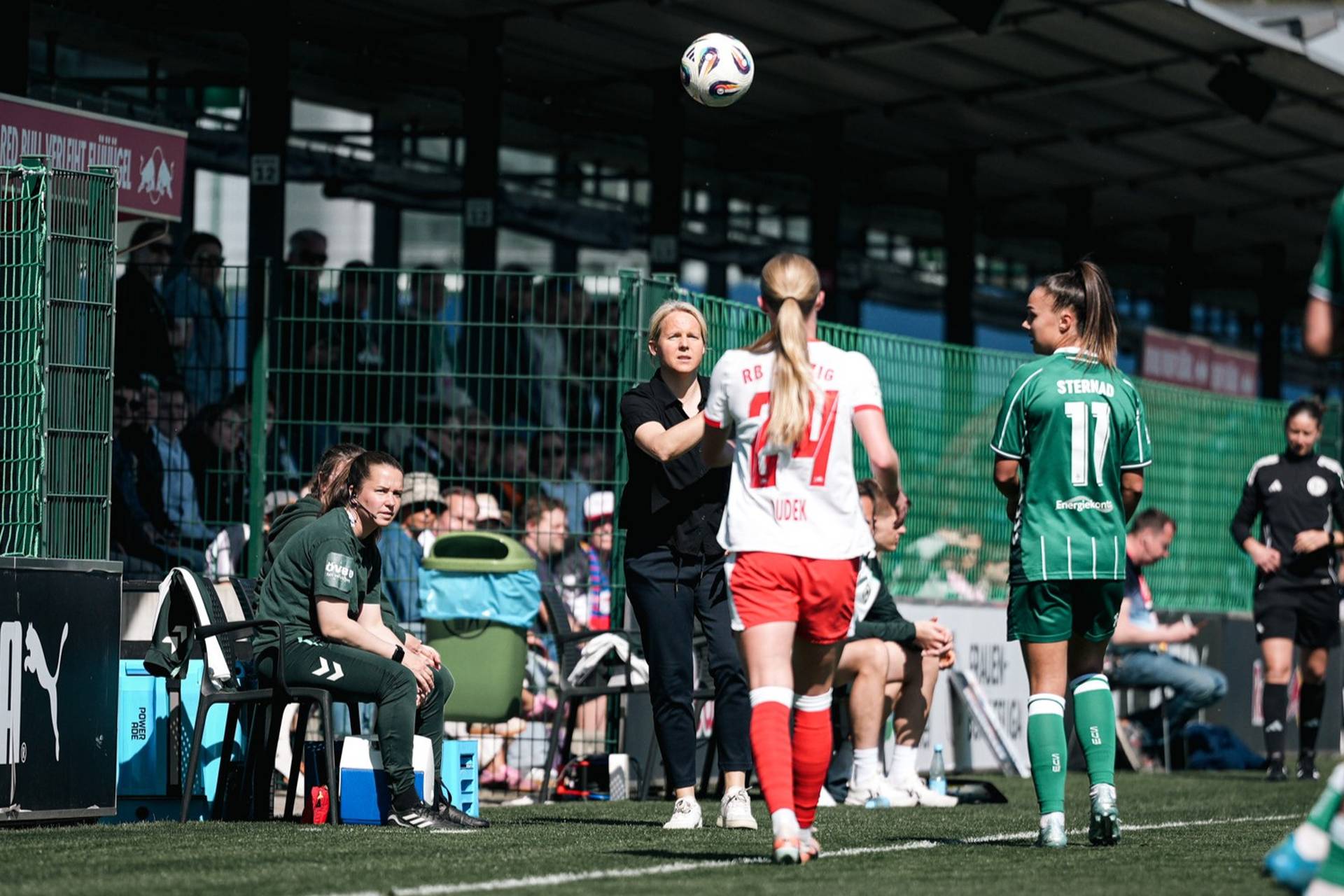 Fritzy Kromp wirft einer Spielerin den Ball zu.