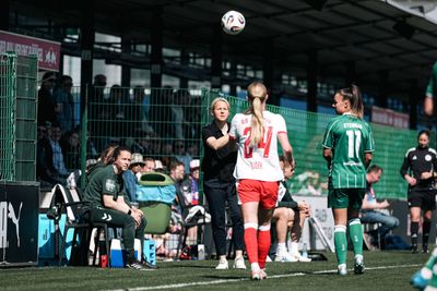 Fritzy Kromp wirft einer Spielerin den Ball zu.